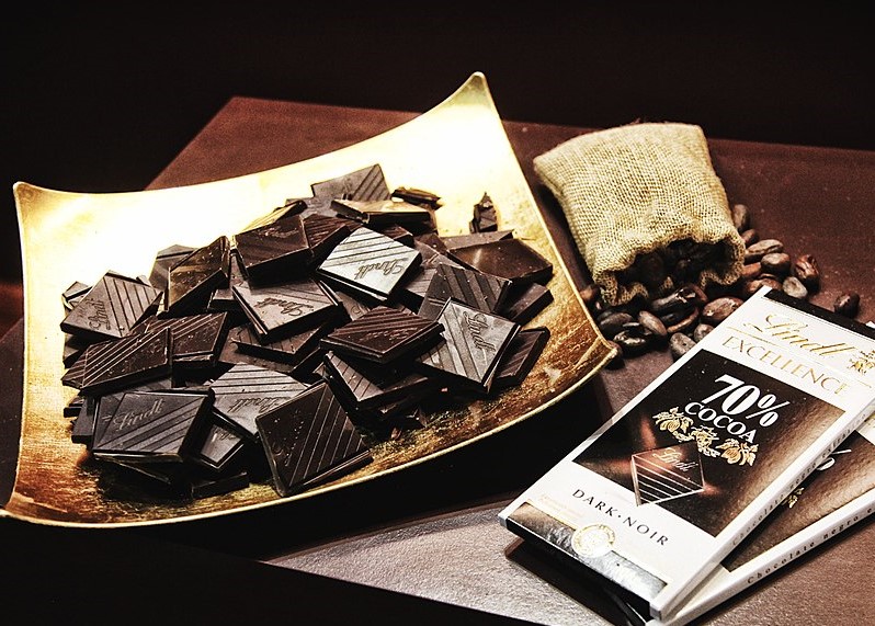 Lindt dark chocolate tablet with 70% cocoa, which benefits from a VAT tax incentive in France.