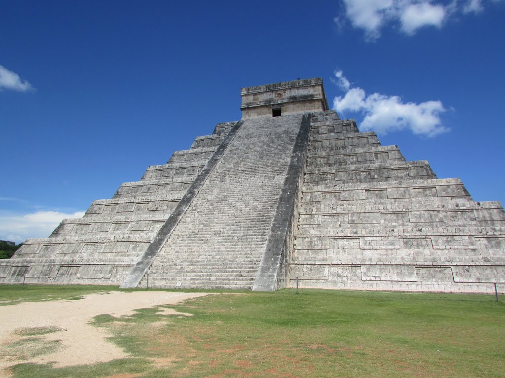 Photograph of the Pyramid of Chichen Itza, a historic Mayan temple in Mexico. Pyramid structure is often used metaphorically to explain modern financial scams like pyramid schemes.