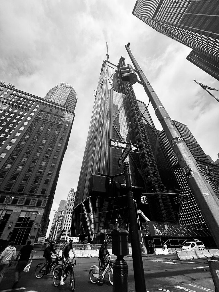 JPMorgan Chase’s headquarters at 383 Madison Avenue is now known for tightening non-compete clauses and expanding golden handcuffs. This makes it harder for employees, especially juniors, to leave.